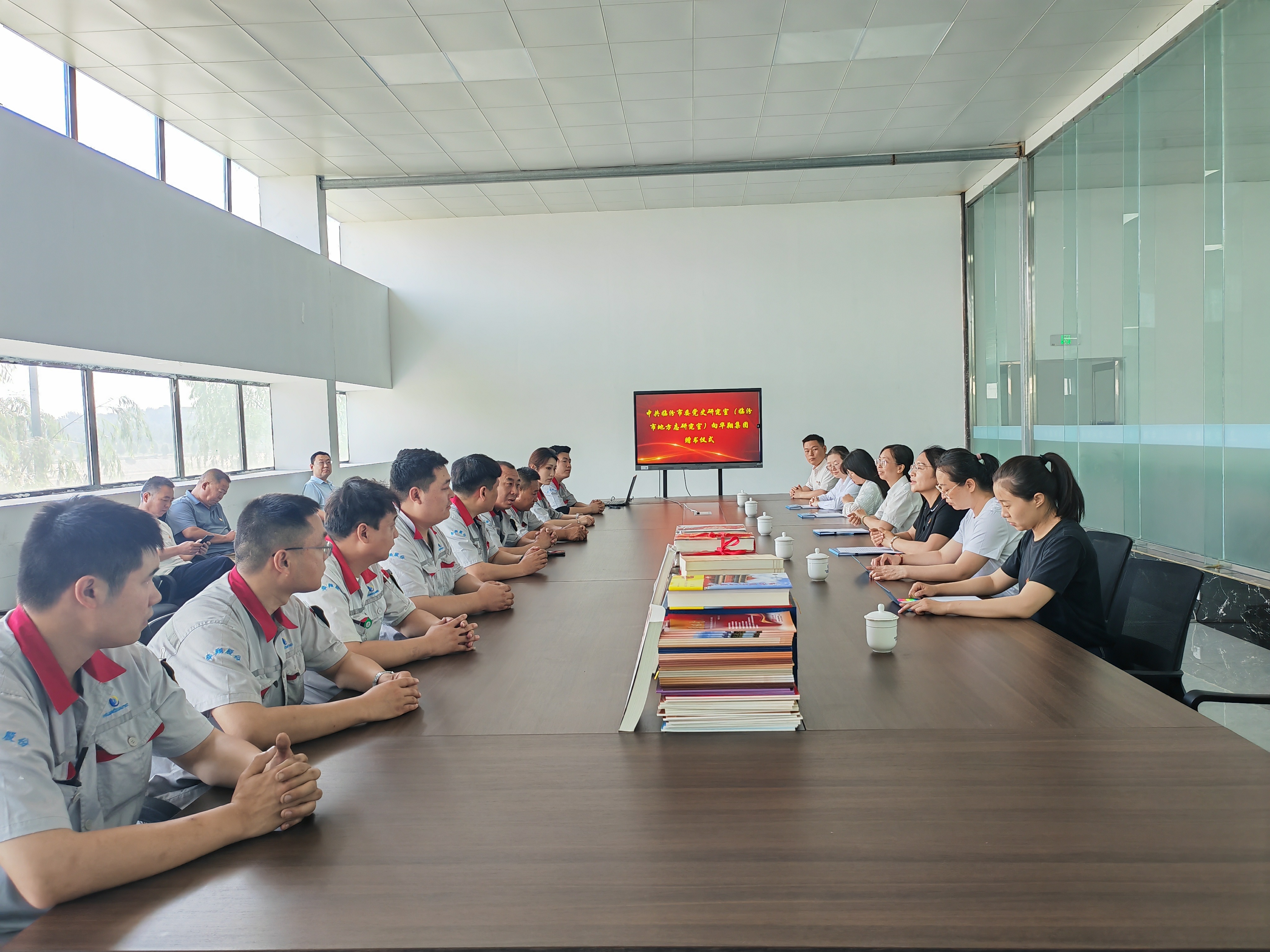 開會.jpg 開會.jpg