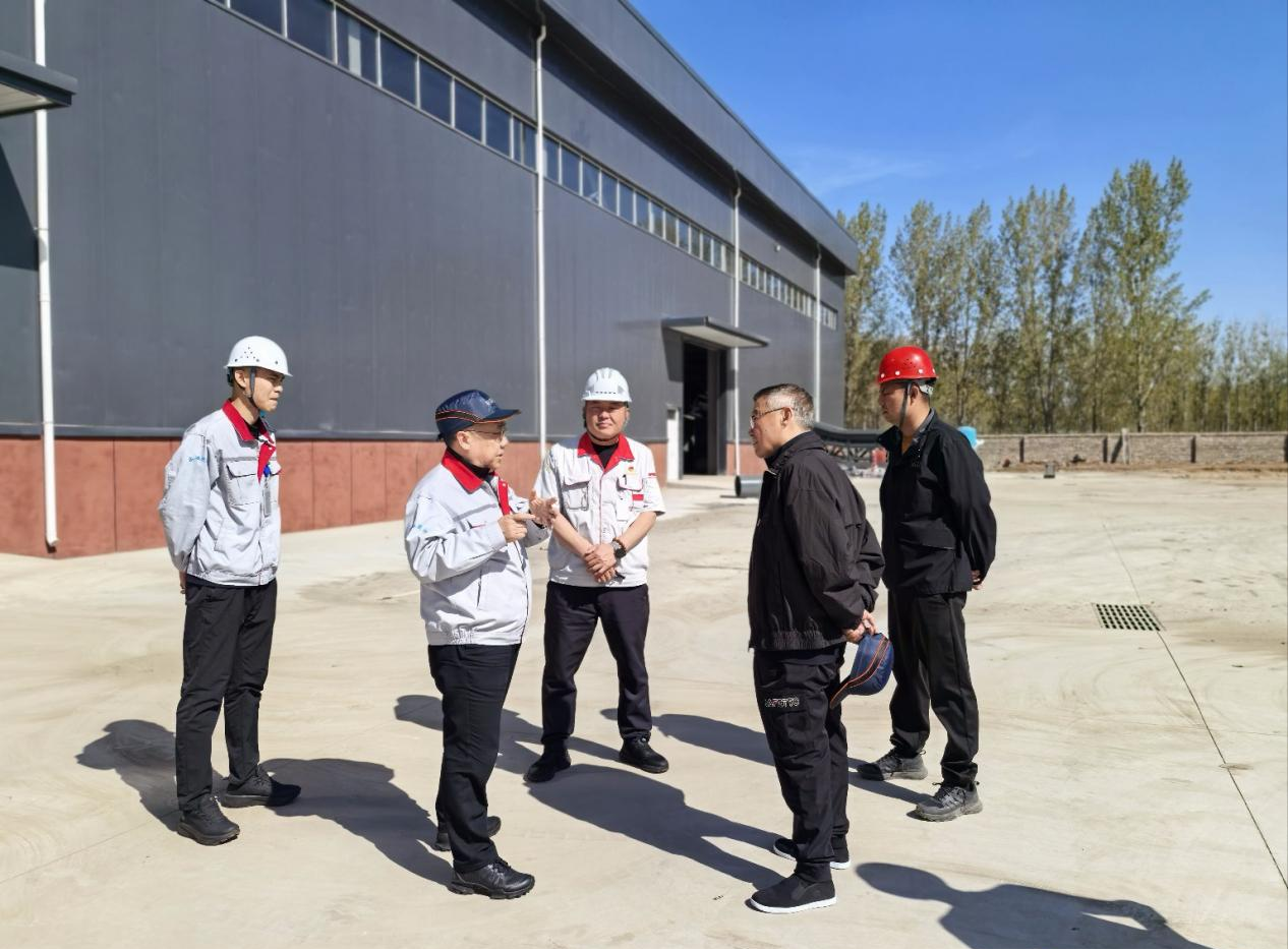 筑牢安全防線 情暖堅(jiān)守初心 ——華翔集團(tuán)黨委書記、董事長(zhǎng)王春翔深入工廠開展慰問(wèn)巡查工作